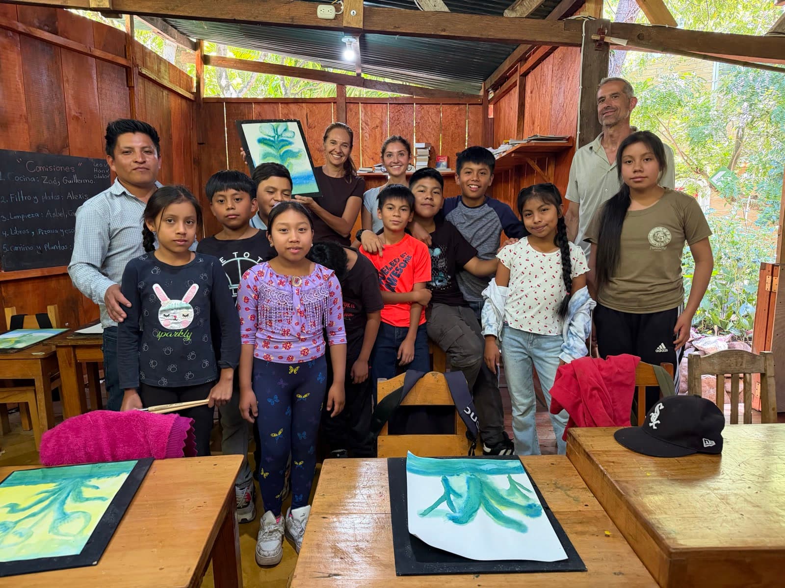 Students, teachers, and volunteers together after an art class at Escuela Caracol